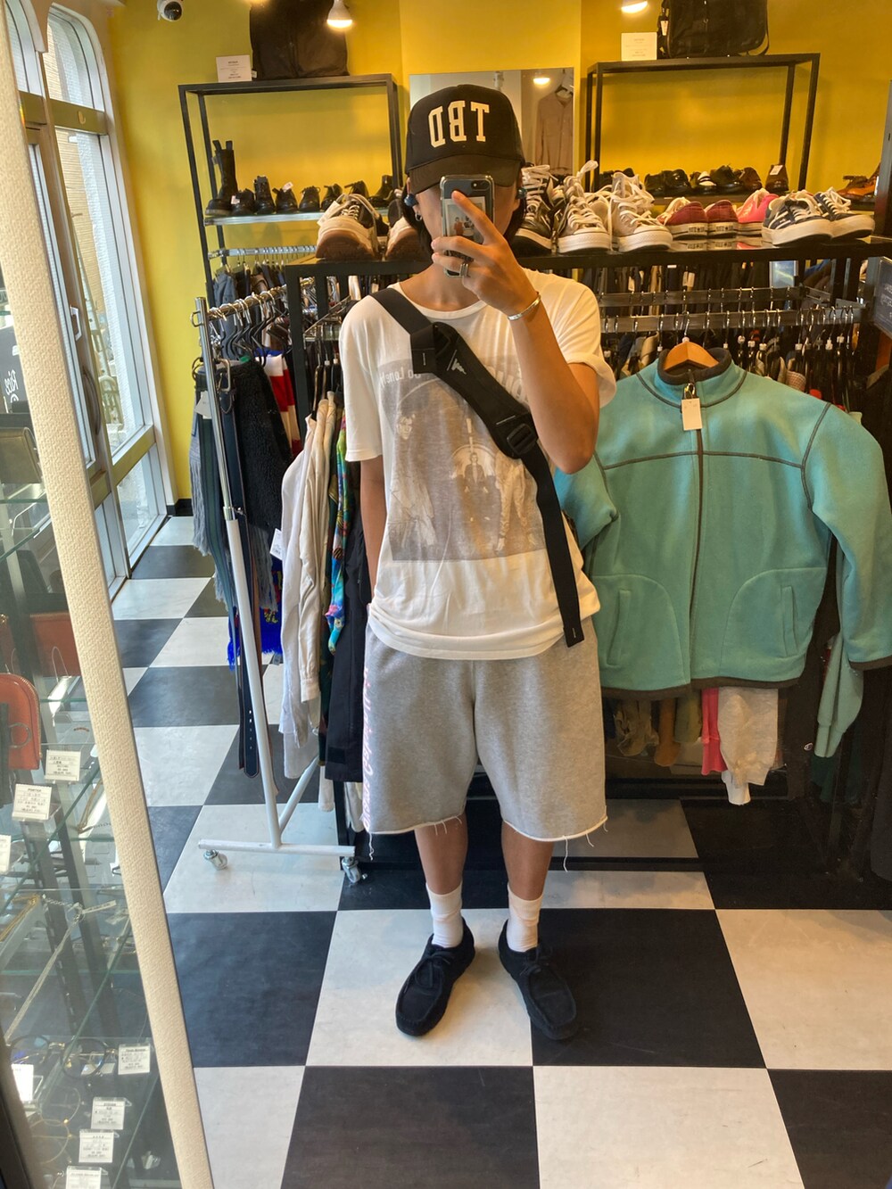 ブラック系のスラックスを着用したメンズの秋コーディネートの2枚目の写真