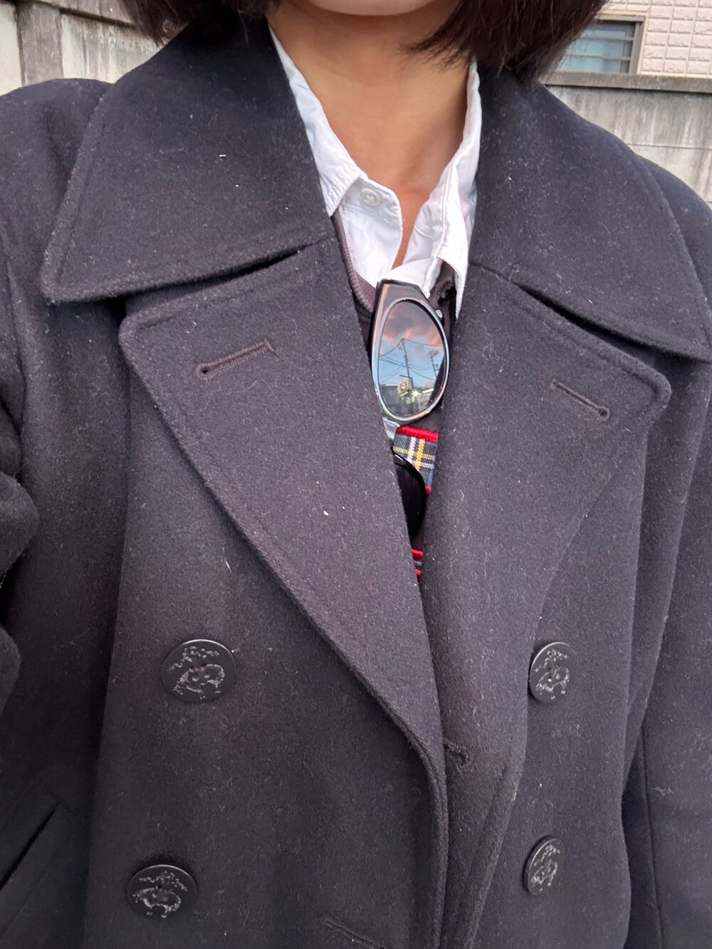 ベージュ系のスラックスを着用したメンズの冬コーディネートの3枚目の写真