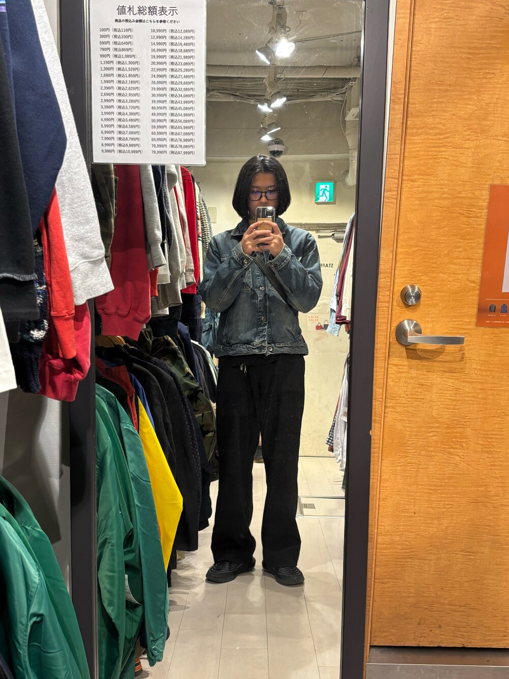 ブルー系のデニムジャケットを着用したメンズの冬コーディネートの2枚目の写真