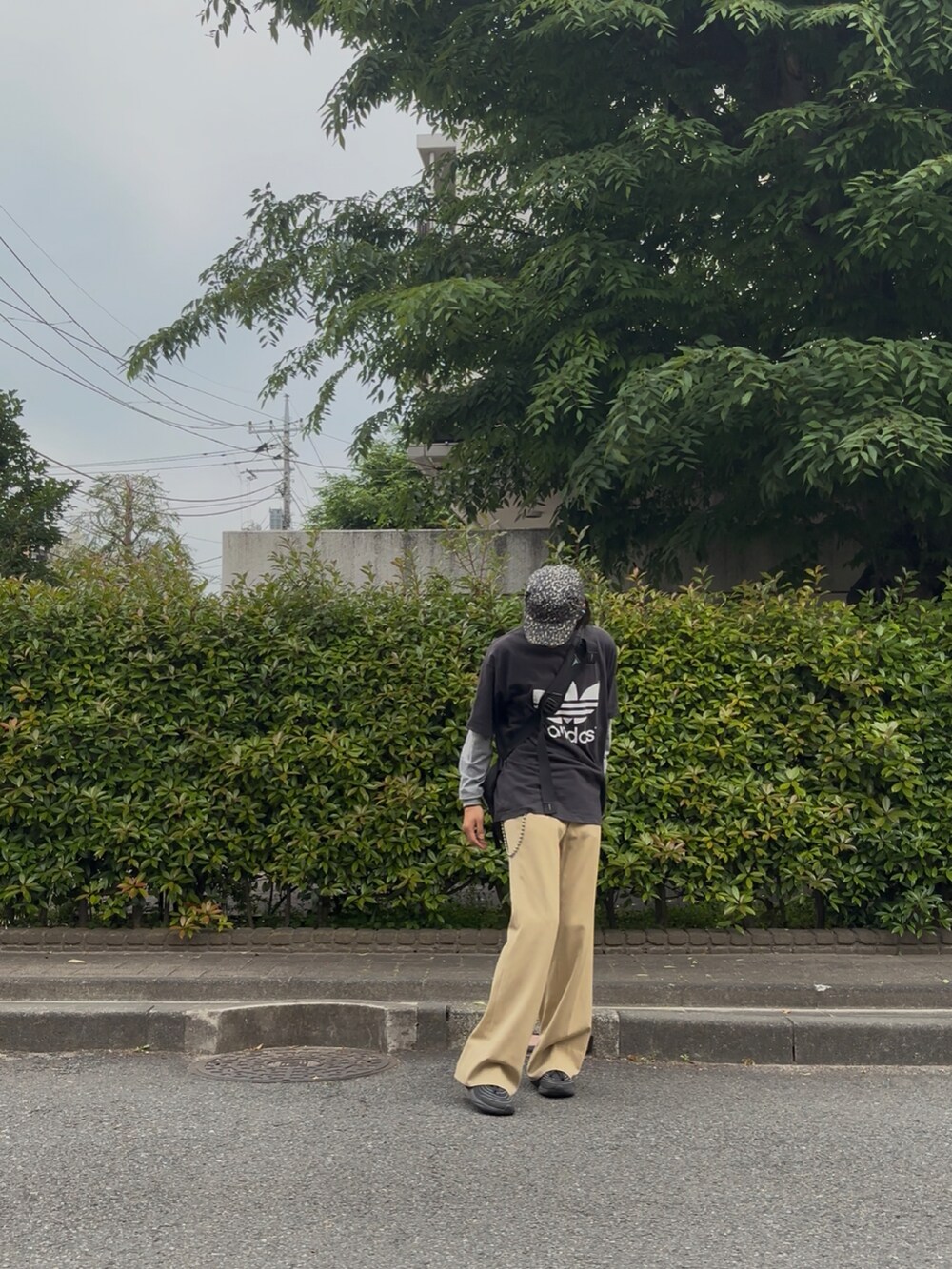 ベージュ系のスラックスを着用したメンズの春コーディネートの2枚目の写真