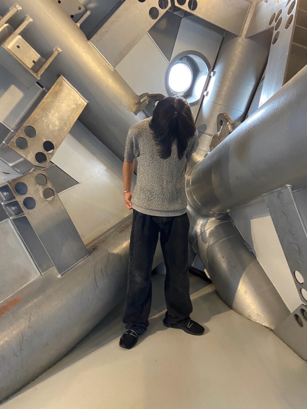 ブラック系のデニムパンツ、グレー系のTシャツ/カットソーを着用したメンズの夏コーディネートの3枚目の写真