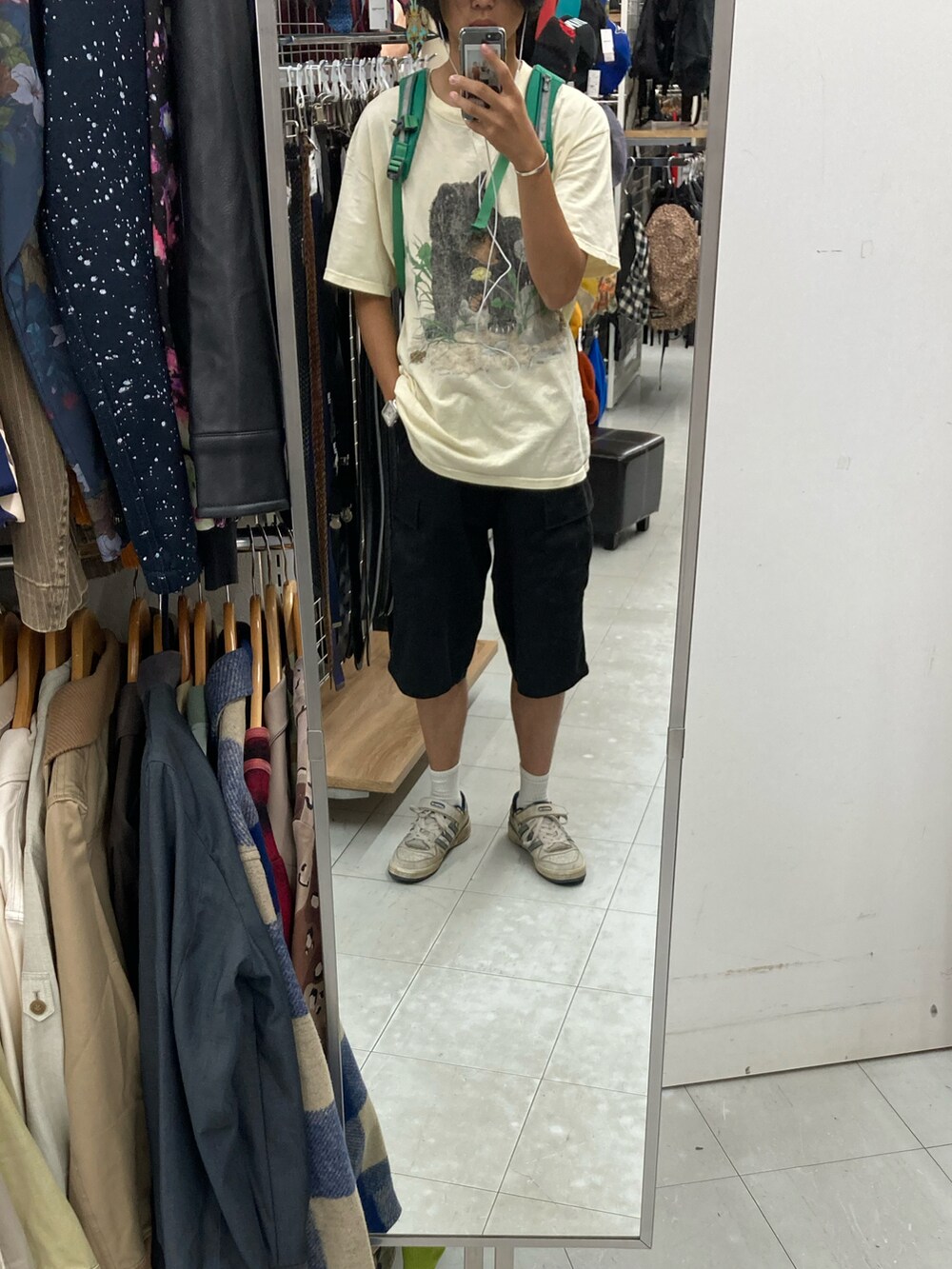 シルバー系のスーツケース/キャリーバッグを着用したメンズの夏コーディネートの3枚目の写真