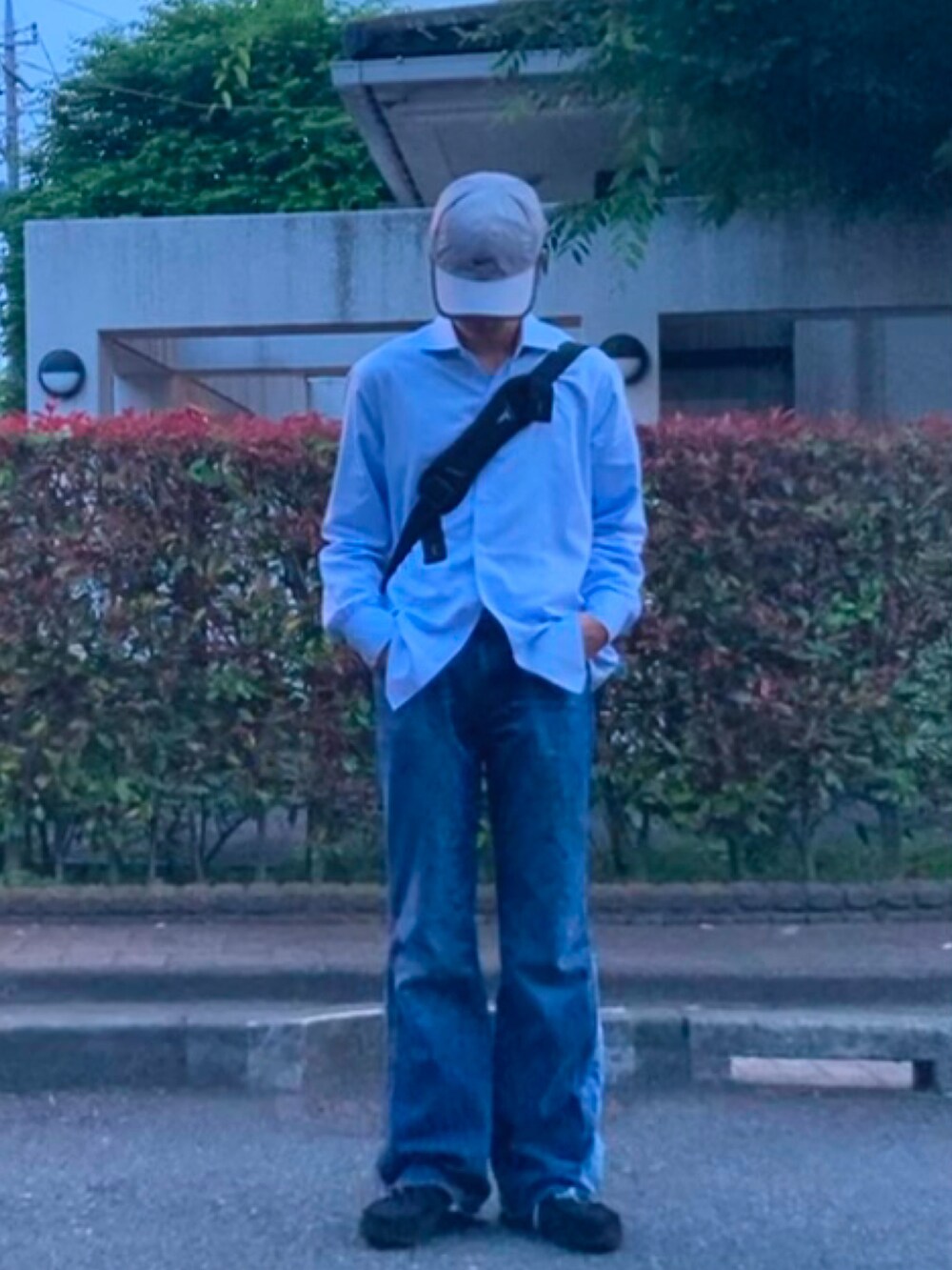 ブルー系のシャツ/ブラウス、グレー系のキャップを着用したメンズの春コーディネートの2枚目の写真