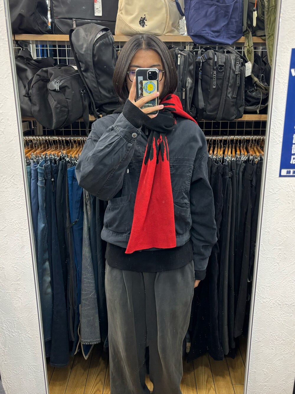 ブルー系のデニムジャケットを着用したメンズの冬コーディネートの4枚目の写真