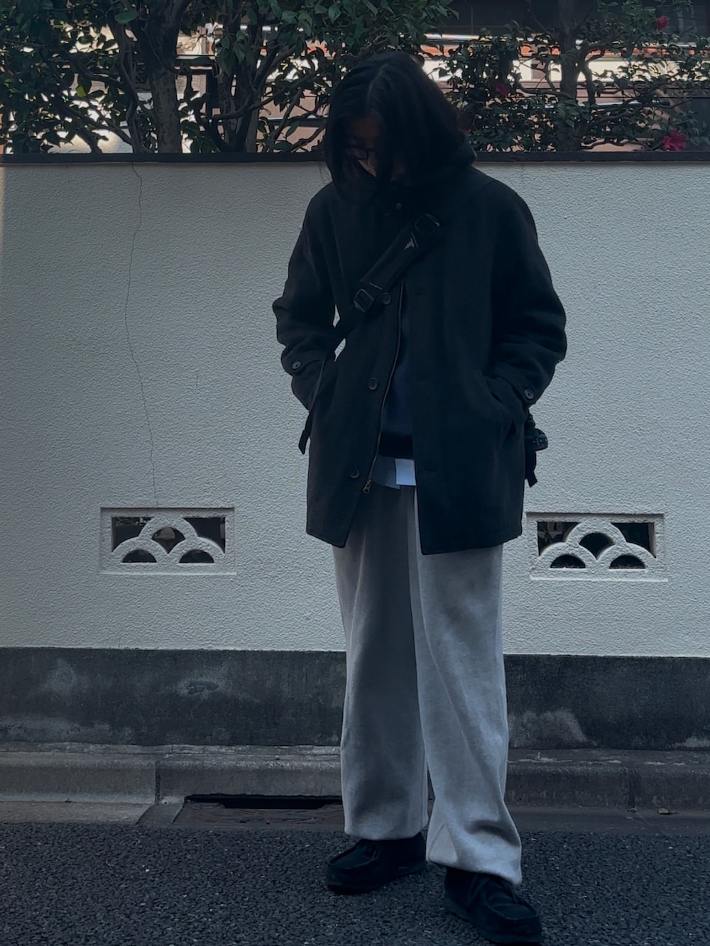 ブルー系のニット/セーター、グレー系のスウェットパンツを着用したメンズの冬コーディネートの2枚目の写真