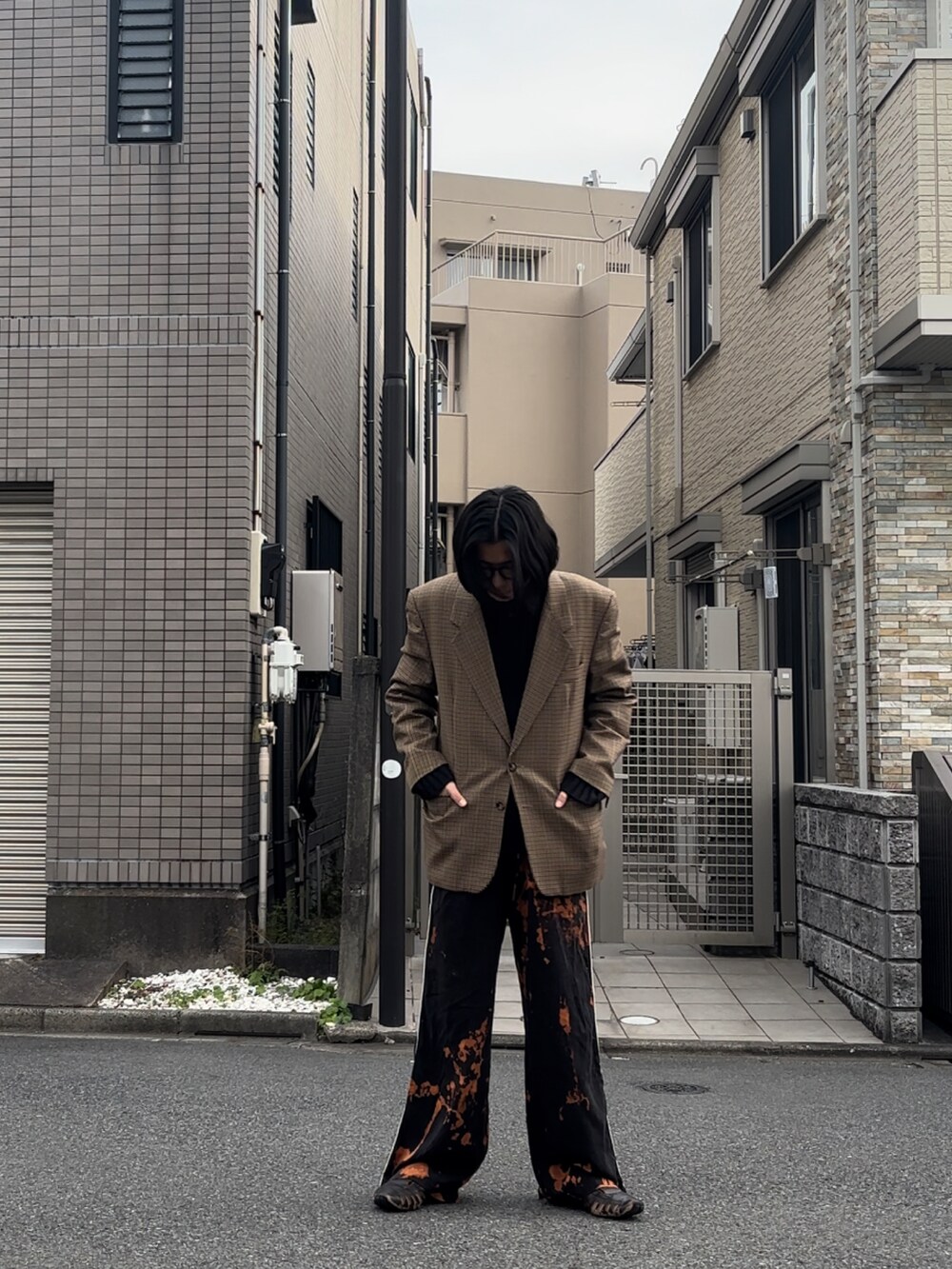 ブラック系のその他パンツを着用したメンズの秋コーディネートの3枚目の写真