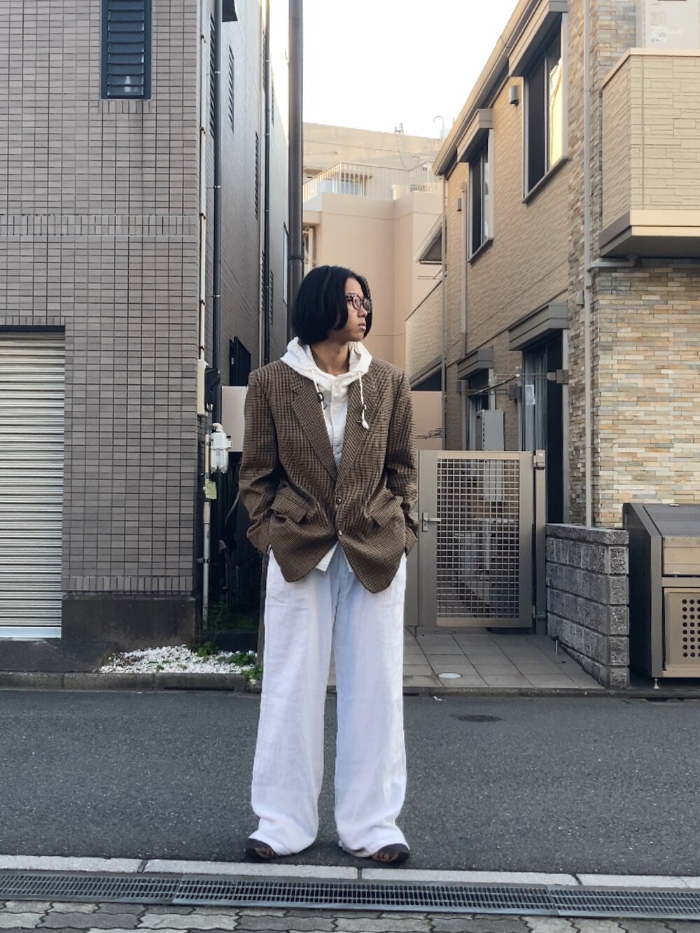 ブラウン系のテーラードジャケットを着用したメンズの秋コーディネートの2枚目の写真