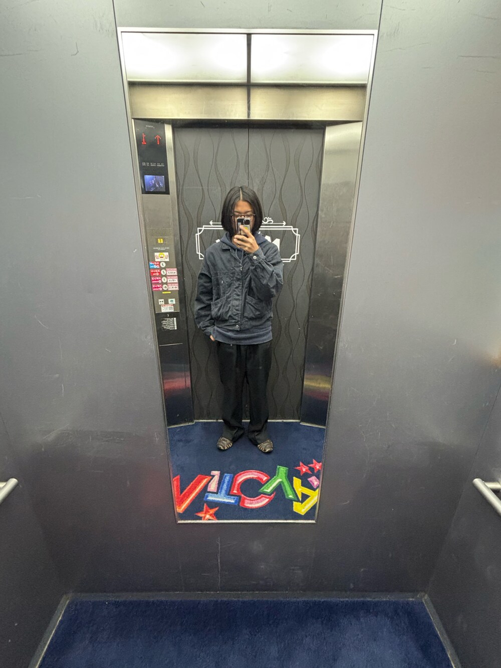 ブルー系のデニムジャケットを着用したメンズの冬コーディネートの2枚目の写真