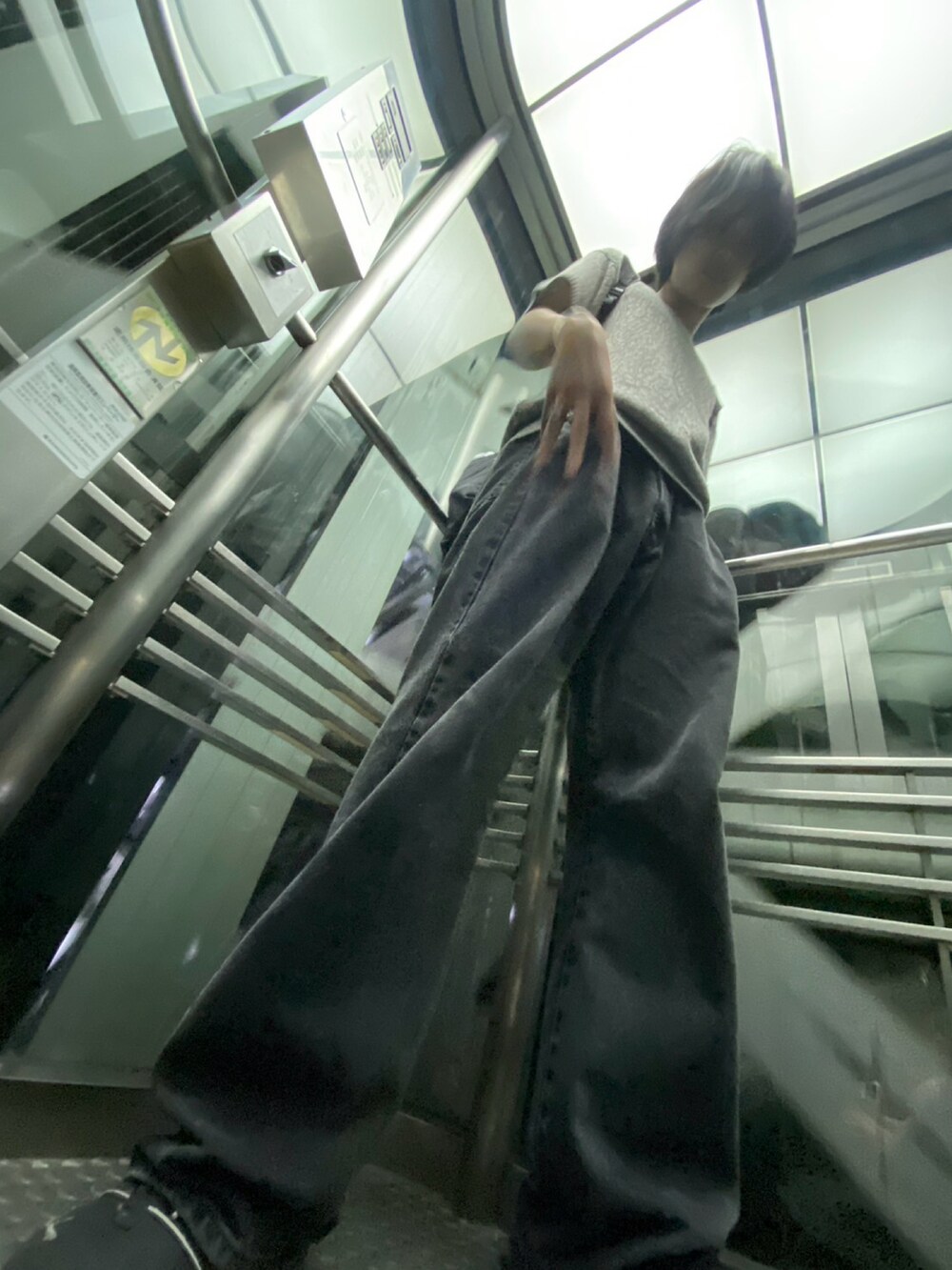 ブラック系のデニムパンツ、グレー系のTシャツ/カットソーを着用したメンズの夏コーディネートの4枚目の写真