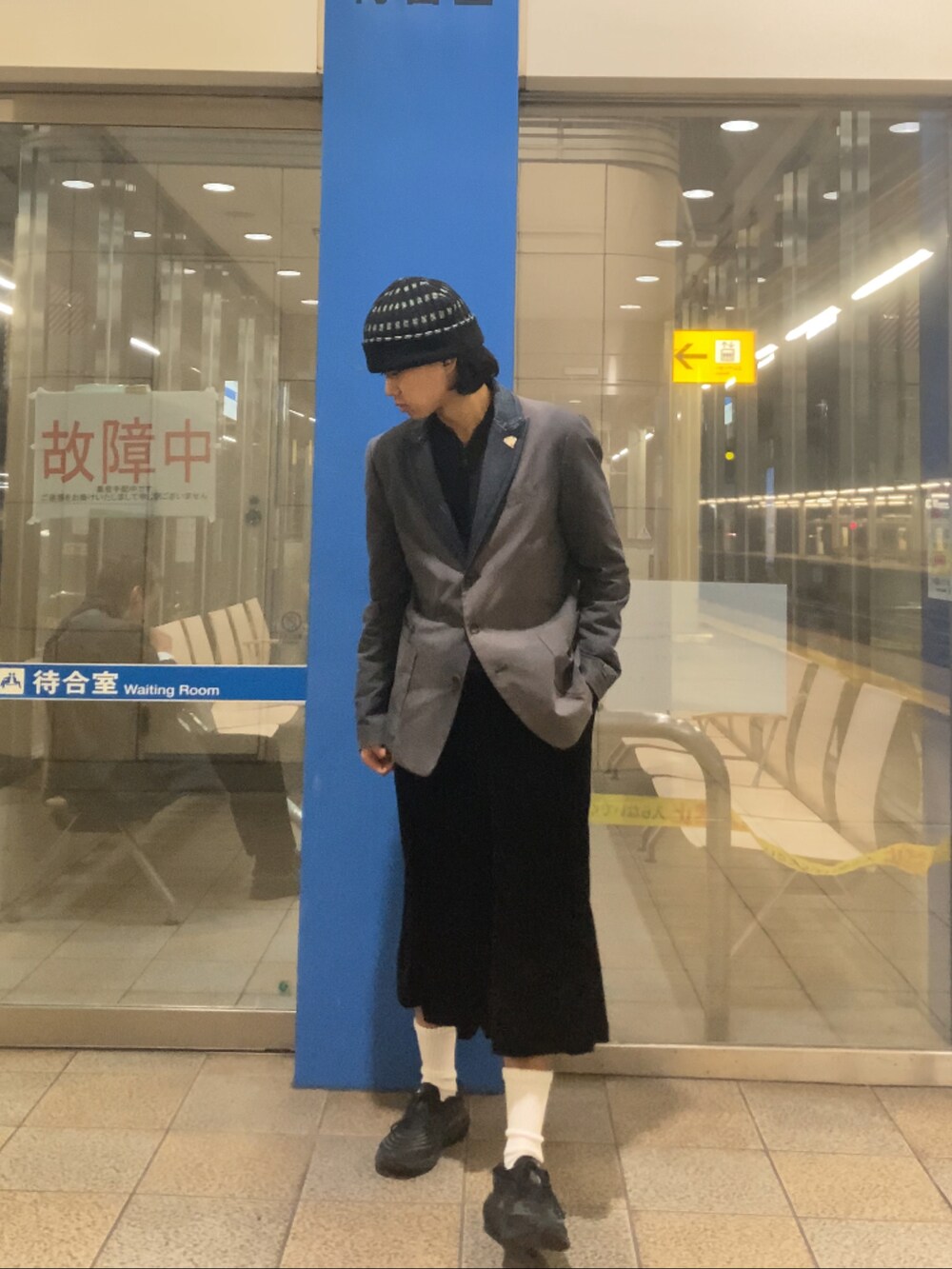 ブルー系のテーラードジャケットを着用したメンズの秋コーディネートの2枚目の写真