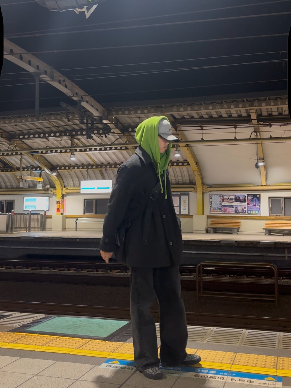 グレー系のダウンジャケット/コートを着用したメンズの冬コーディネートの2枚目の写真