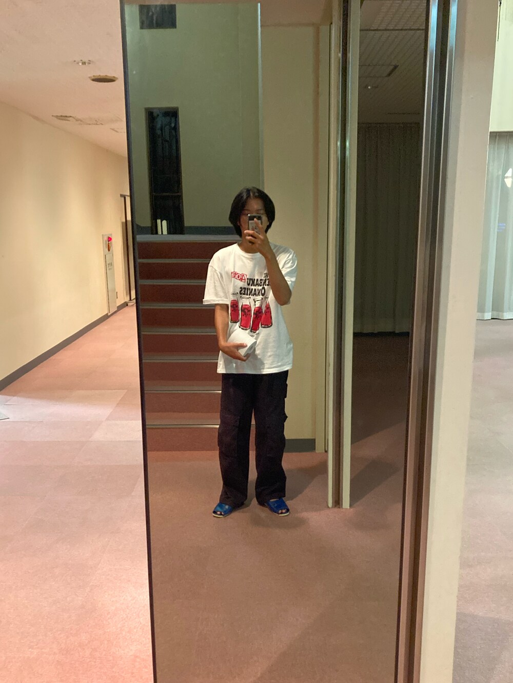 シルバー系のスーツケース/キャリーバッグを着用したメンズの夏コーディネートの5枚目の写真