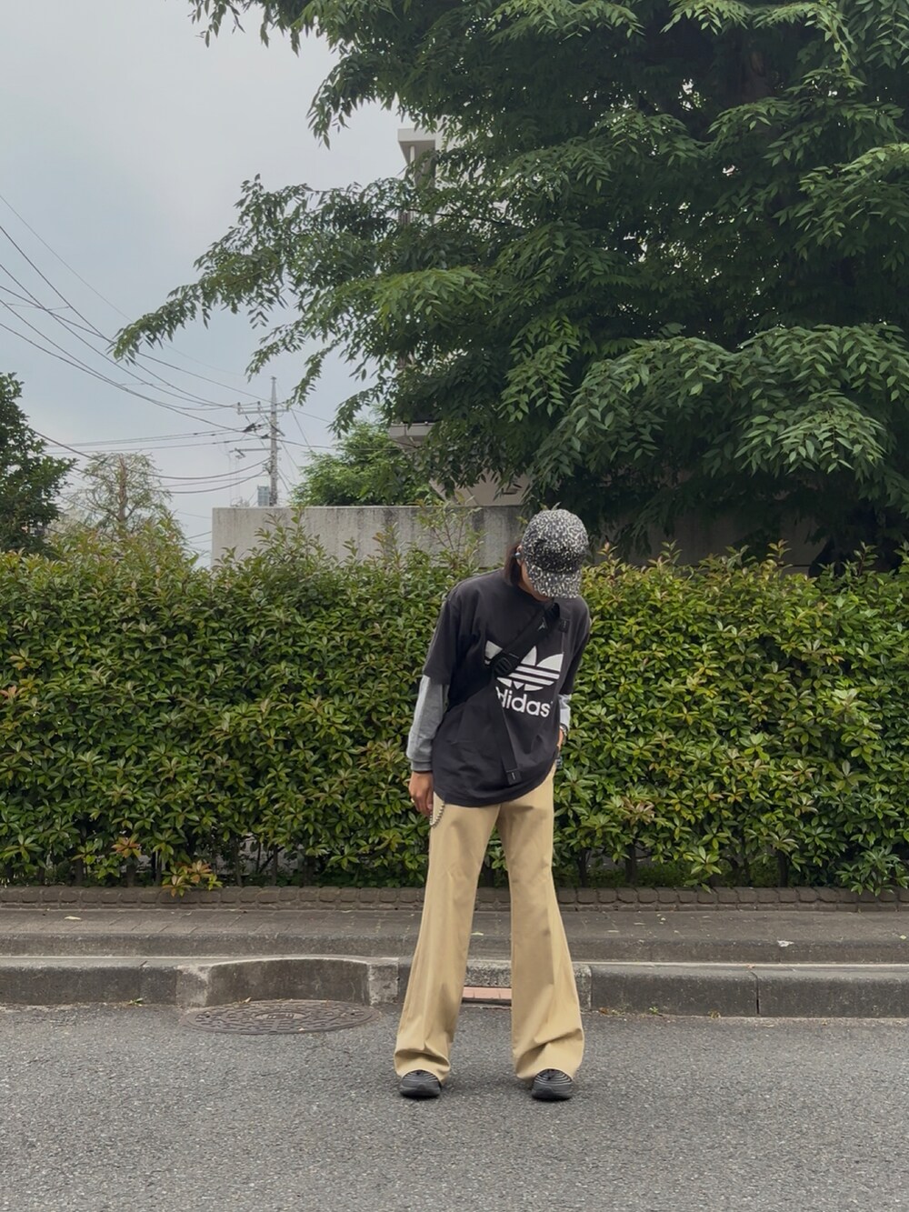 ベージュ系のスラックスを着用したメンズの春コーディネートの3枚目の写真