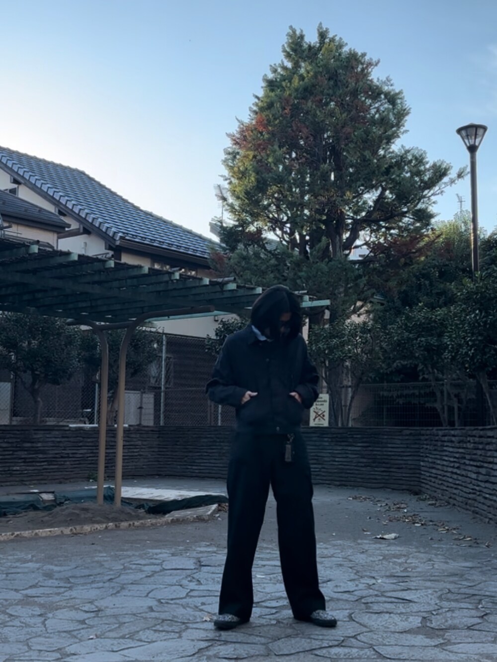 ブルー系のデニムジャケットを着用したメンズの冬コーディネートの3枚目の写真