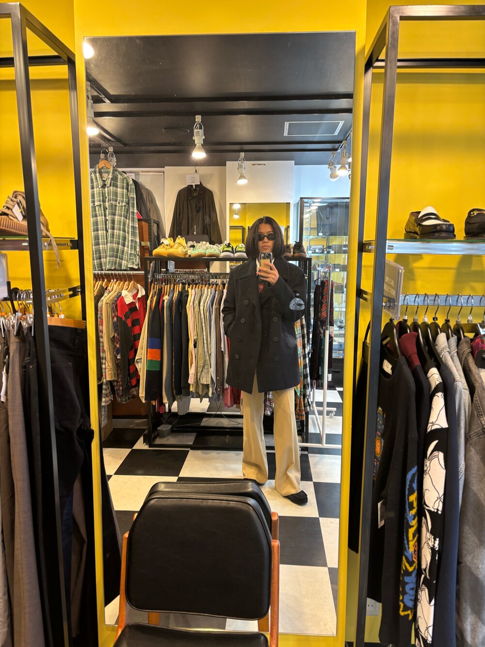 ベージュ系のスラックスを着用したメンズの冬コーディネートの2枚目の写真