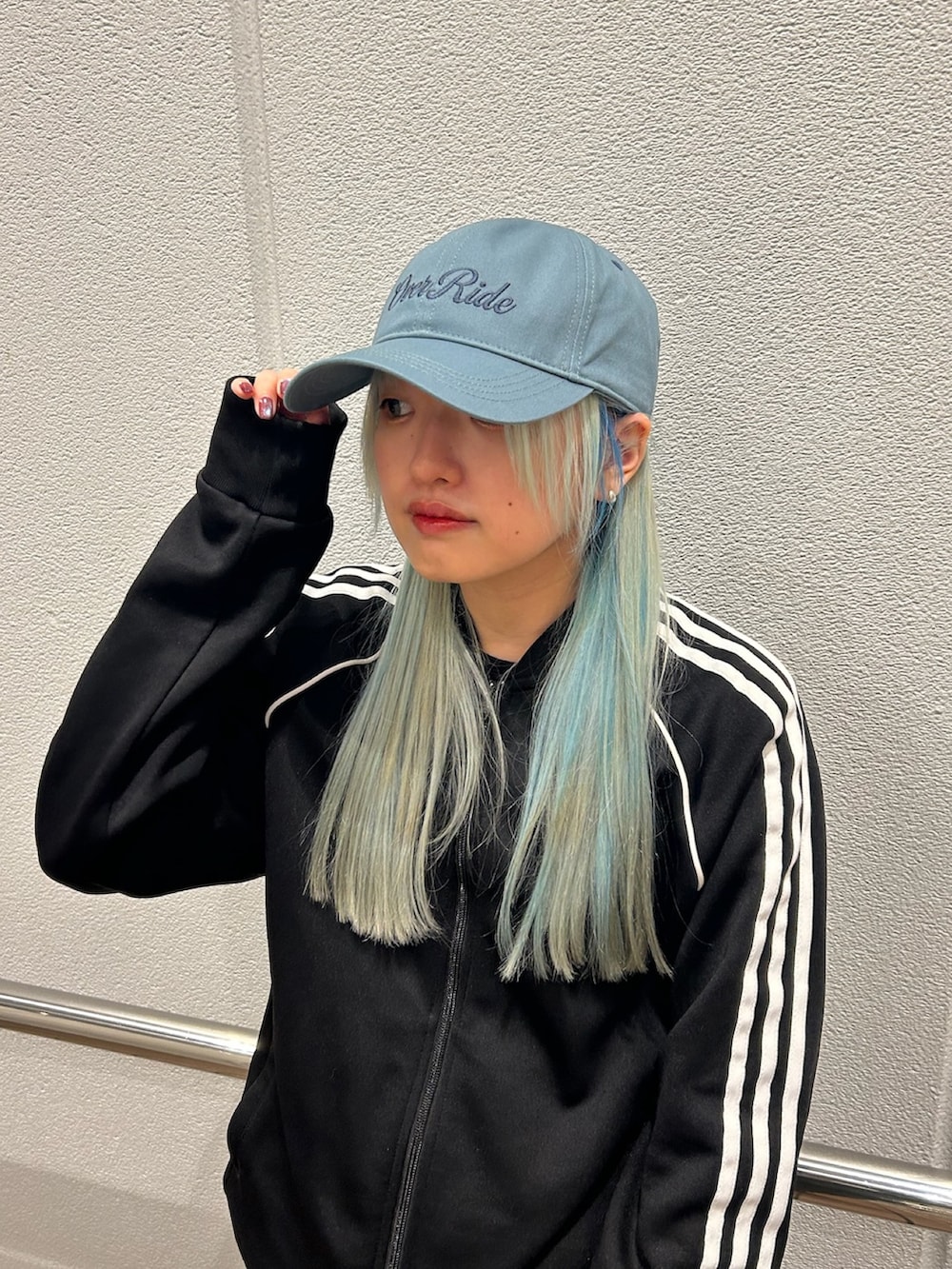 「キャップ、キャップ女子、キャップコーデ、ストリート、ストリートコーデ、デニム、デニムパンツ、カジュアルスタイル」｜「OVERRIDEのOVERRIDE  REC EMBROIDERY LOGO CAP SG / オーバーライド（キャップ、ブルー系）」を使った、YUIさん（レディース・157cm）の冬コーディネートの2枚目の写真