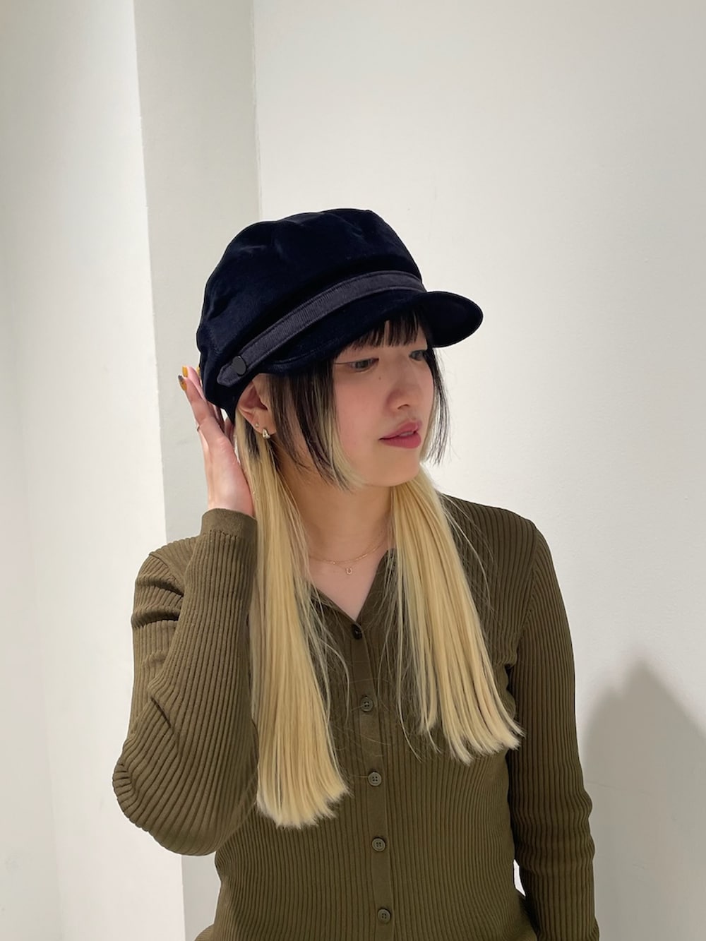 ブラック系のキャスケットを着用したレディースの秋コーディネートの2枚目の写真