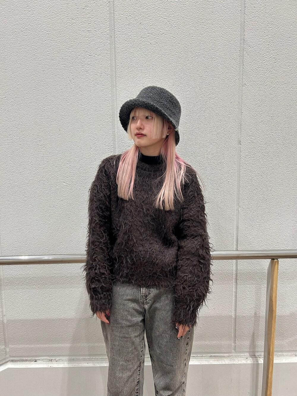 グレー系のハットを着用したレディースの冬コーディネートの4枚目の写真