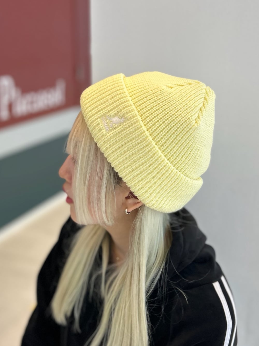 イエロー系のニットキャップ/ビーニーを着用したレディースの秋コーディネートの2枚目の写真