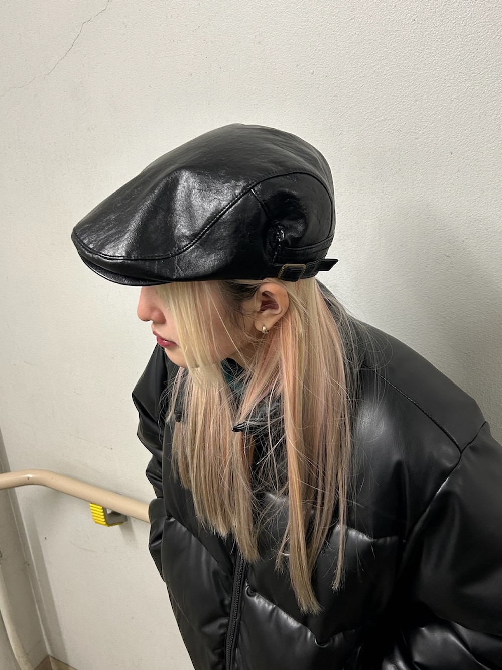 ブラック系のダウンジャケット/コート、ブラウン系のデニムパンツ、ブラック系のスニーカーを着用したレディースの冬コーディネートの2枚目の写真