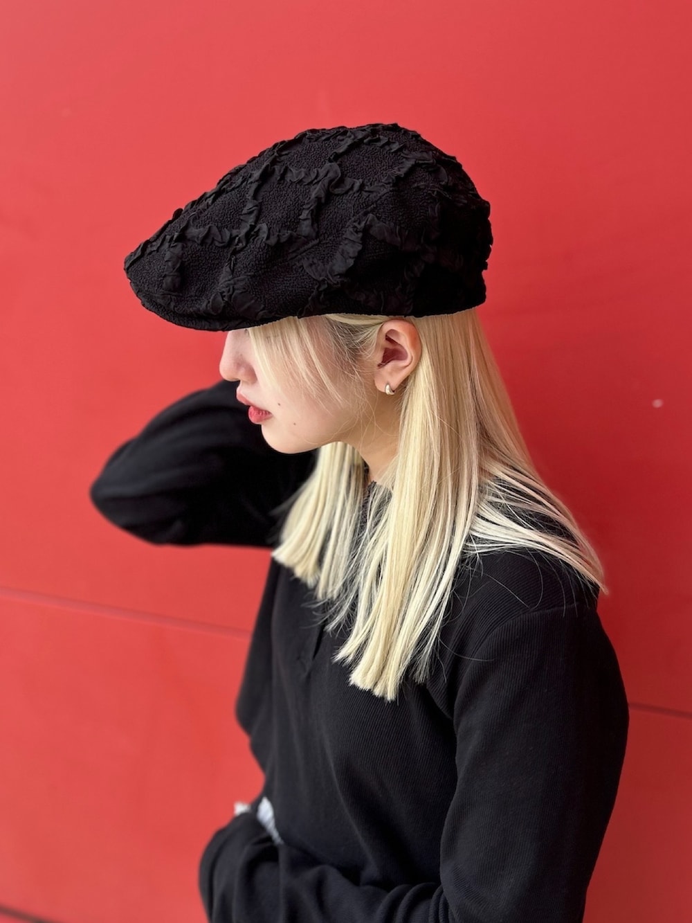 「Kaorinomori、カオリノモリ、モノトーン、ハンチング、ハンチング帽、ハンチングコーデ、ハンチング女子、黒コーデ、ナイロンパンツ」｜「kaorinomoriのkaorinomori シークハンチング / カオリノモリ（ハンチング/ベレー帽、ブラック系）」を使った、YUIさん（レディース・157cm）の春コーディネートの3枚目の写真