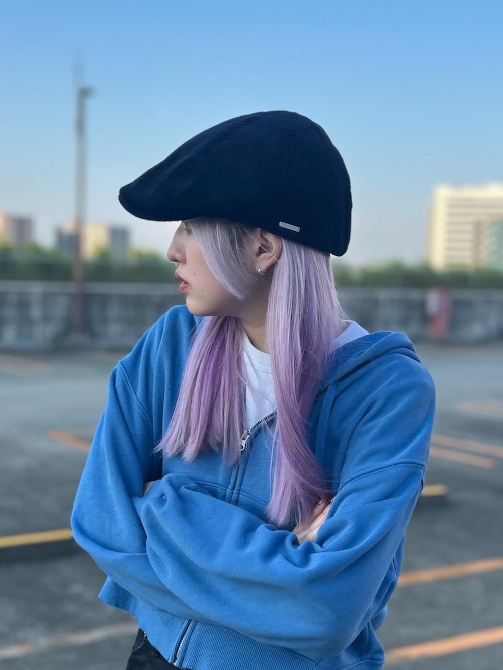 ブルー系のハンチング/ベレー帽を着用したレディースの秋コーディネートの2枚目の写真