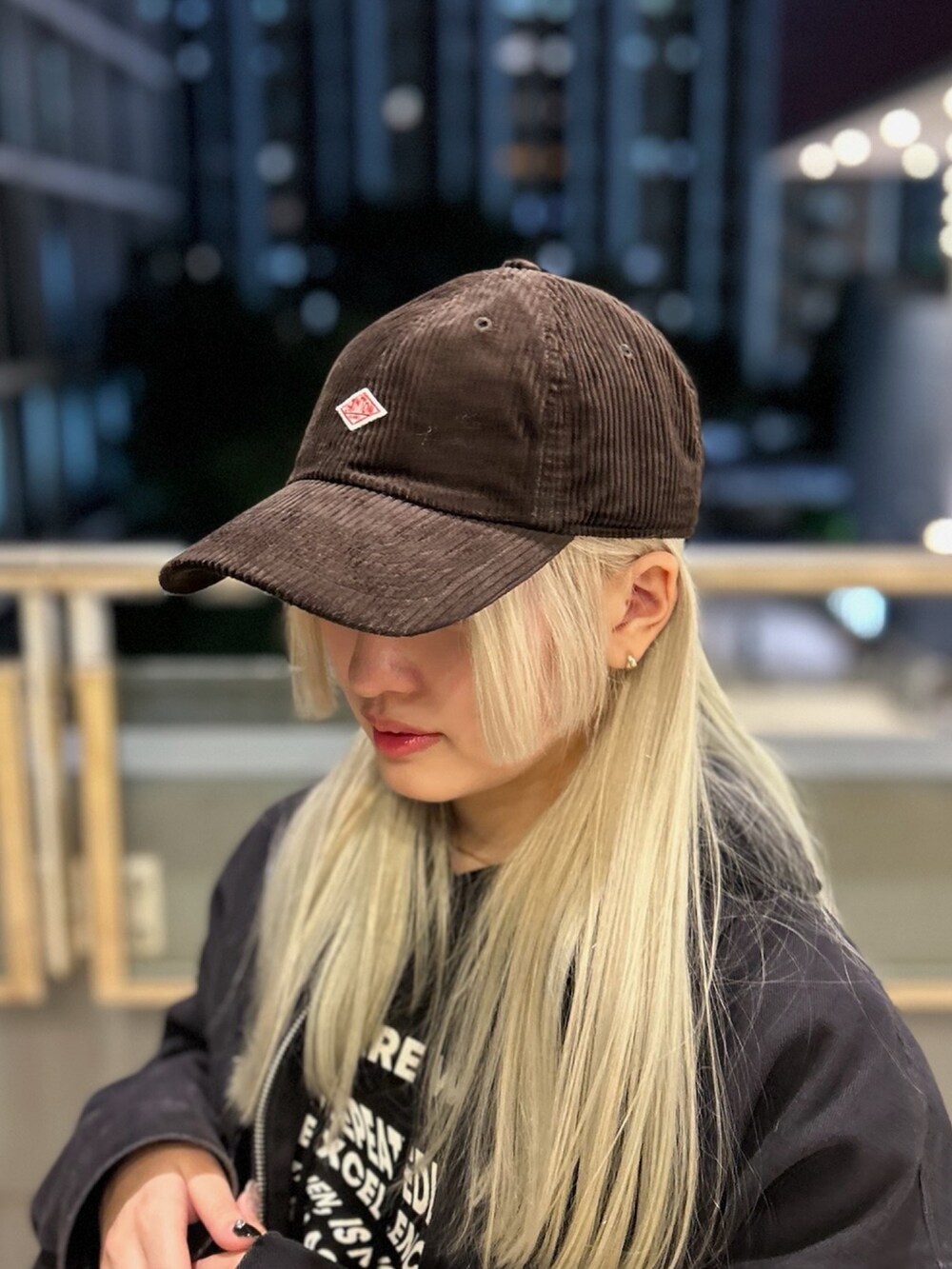 ブラウン系のキャップを着用したレディースの秋コーディネートの3枚目の写真