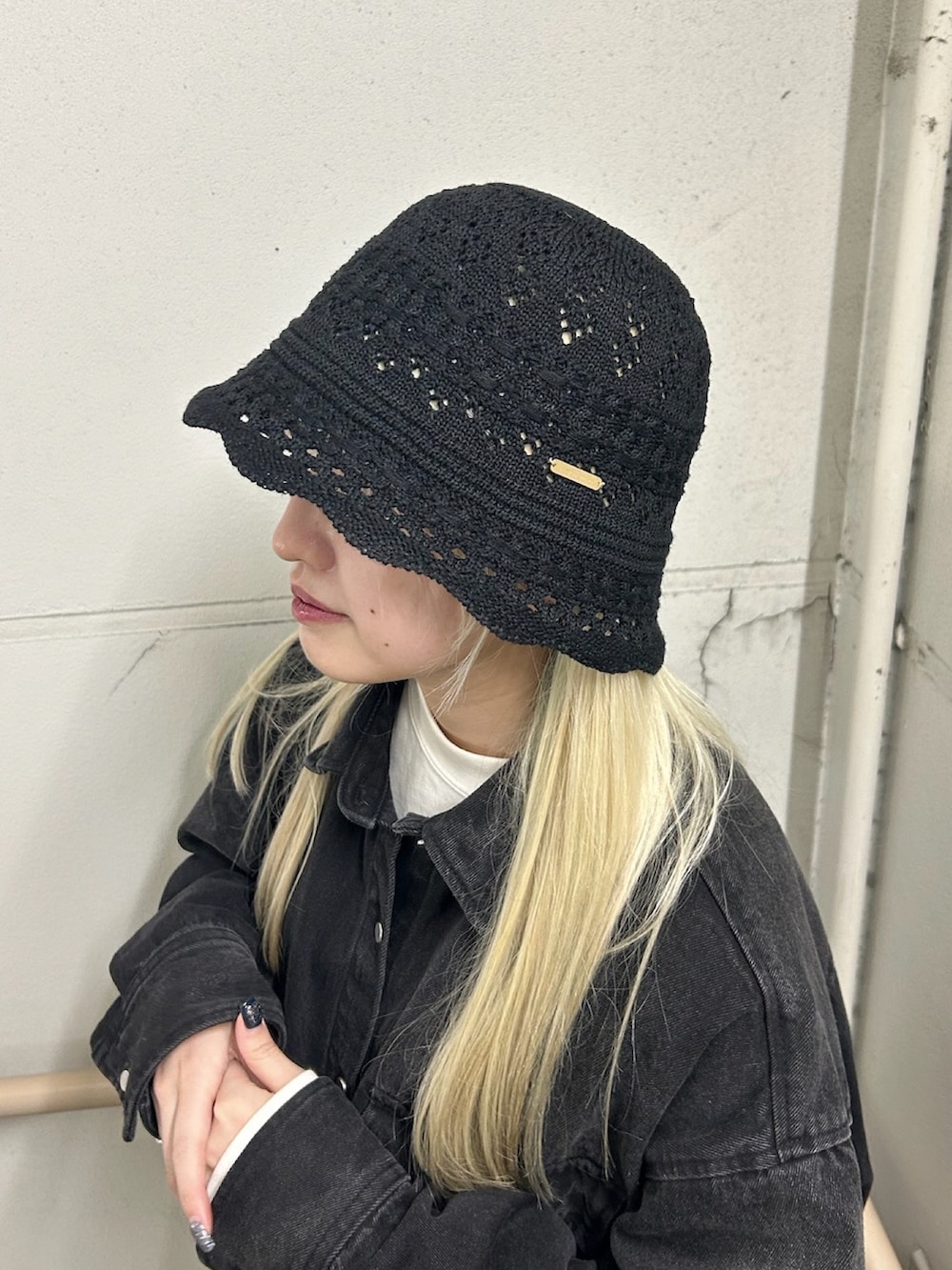 「override 、Kaorinomori、カオリノモリ、デニムジャケット、デニムコーデ、帽子、ニットハット、チューリップハット」｜「kaorinomoriのkaorinomori モネハット / カオリノモリ（ハット、ブラック系）」を使った、YUIさん（レディース・157cm）の春コーディネートの2枚目の写真