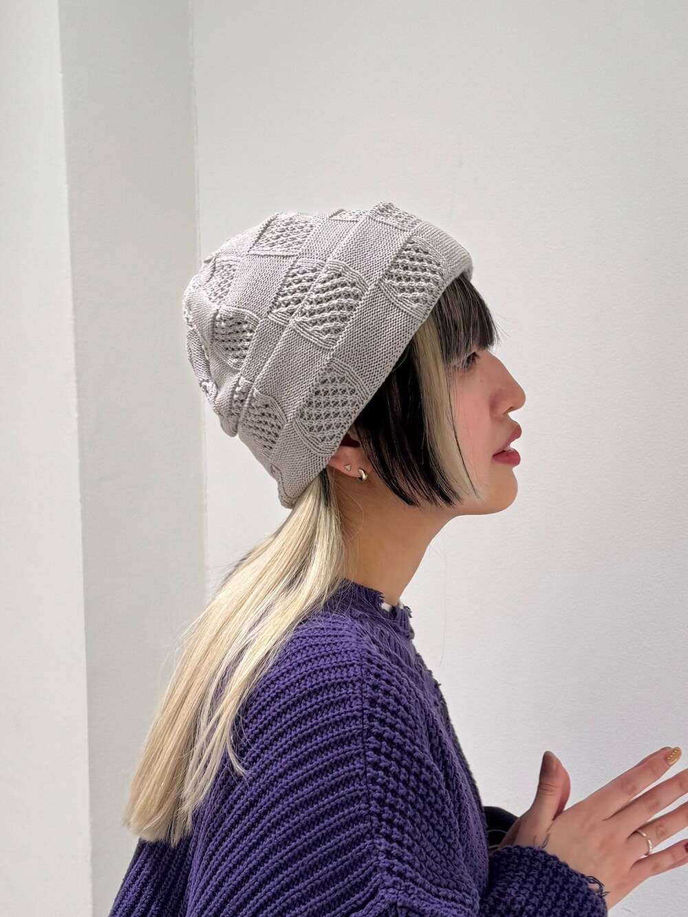 グレー系のニットキャップ/ビーニーを着用したレディースの冬コーディネートの2枚目の写真