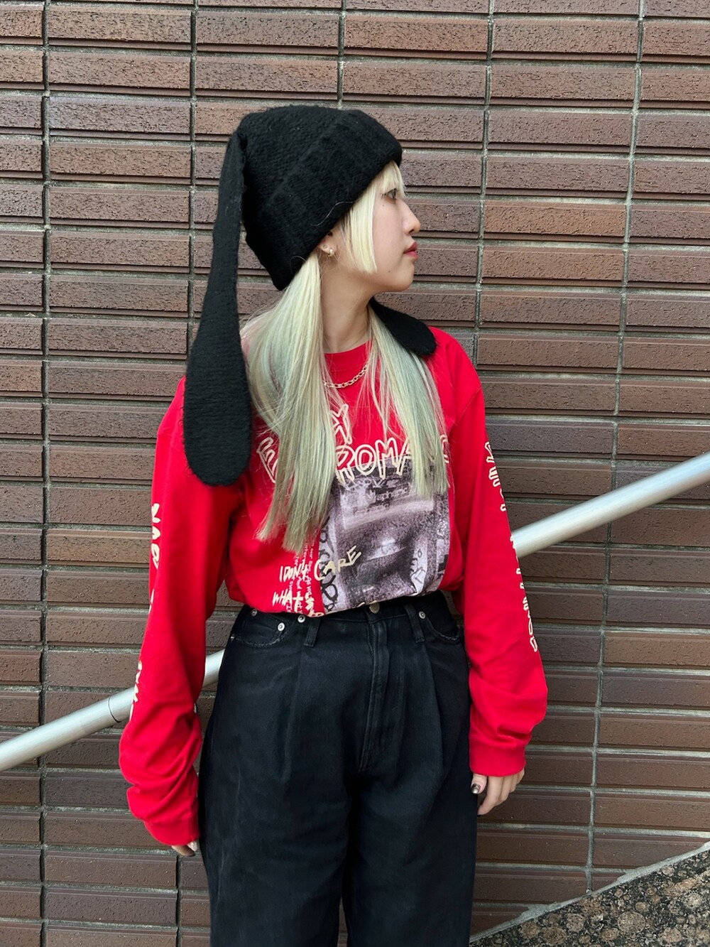 レッド系のTシャツ/カットソー、ブラック系のニットキャップ/ビーニーを着用したレディースの秋コーディネートの2枚目の写真