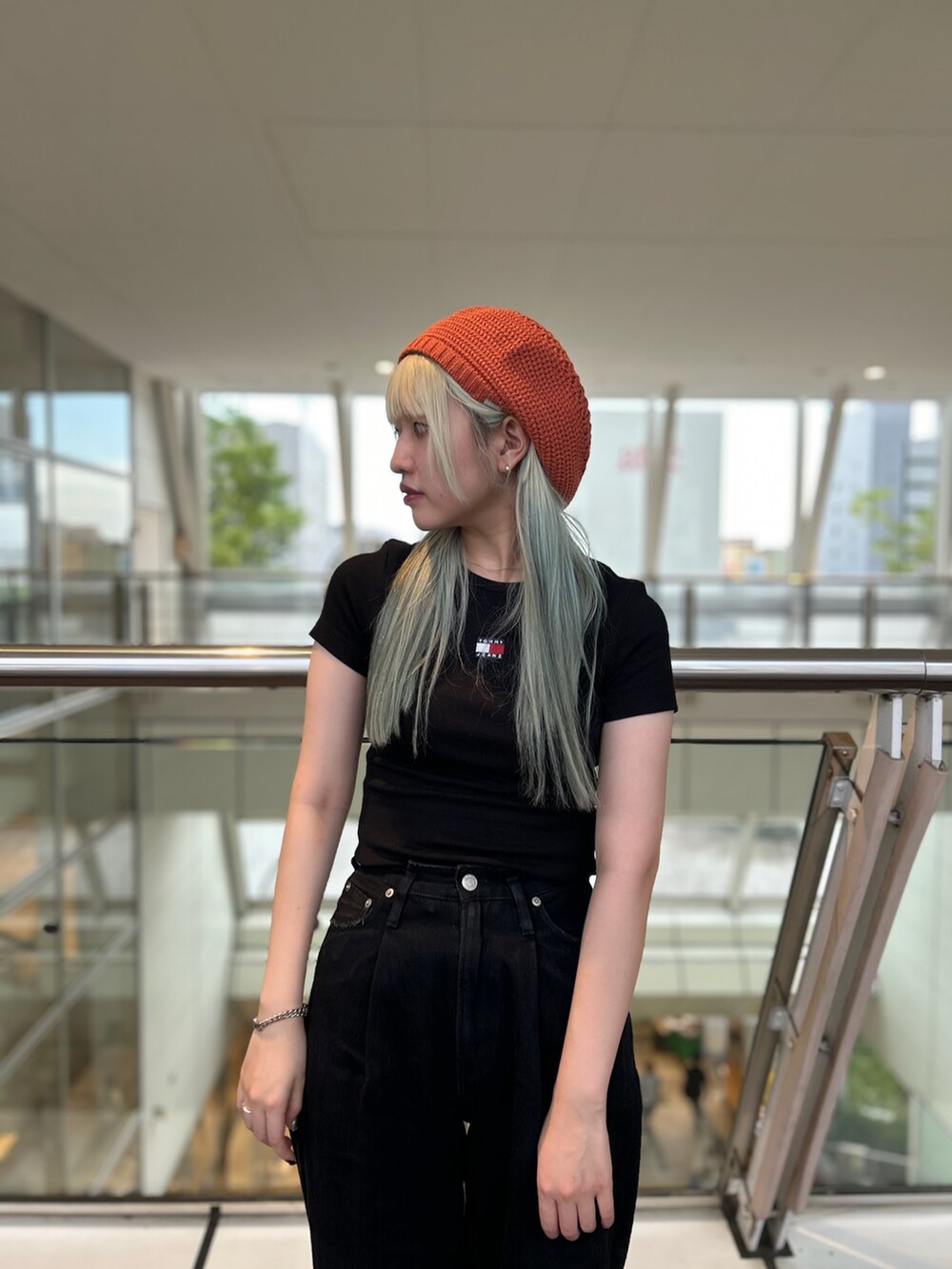「override、ベレー帽、サンダル、ロゴT、デニム」｜「EVRISのタックワイドデニムパンツ（デニムパンツ、ブラック系）」を使った、YUIさん（レディース・157cm）の夏コーディネートの2枚目の写真