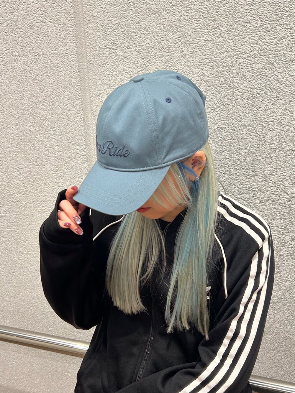 「キャップ、キャップ女子、キャップコーデ、ストリート、ストリートコーデ、デニム、デニムパンツ、カジュアルスタイル」｜「OVERRIDEのOVERRIDE  REC EMBROIDERY LOGO CAP SG / オーバーライド（キャップ、ブルー系）」を使った、YUIさん（レディース・157cm）の冬コーディネートの4枚目の写真