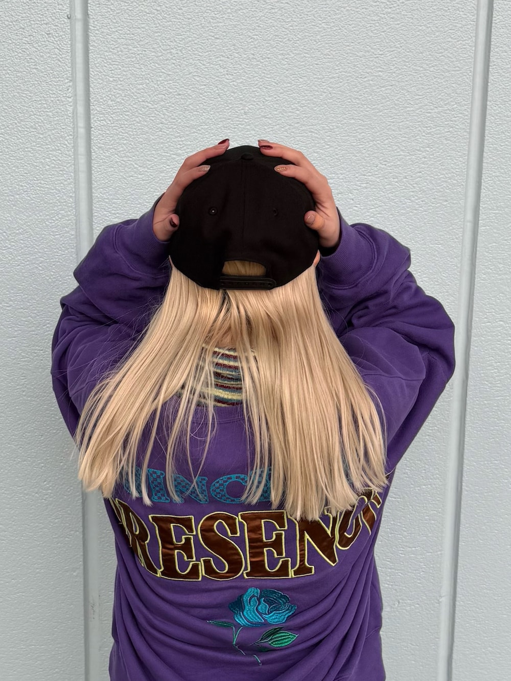 ブラック系のキャップを着用したレディースの冬コーディネートの4枚目の写真