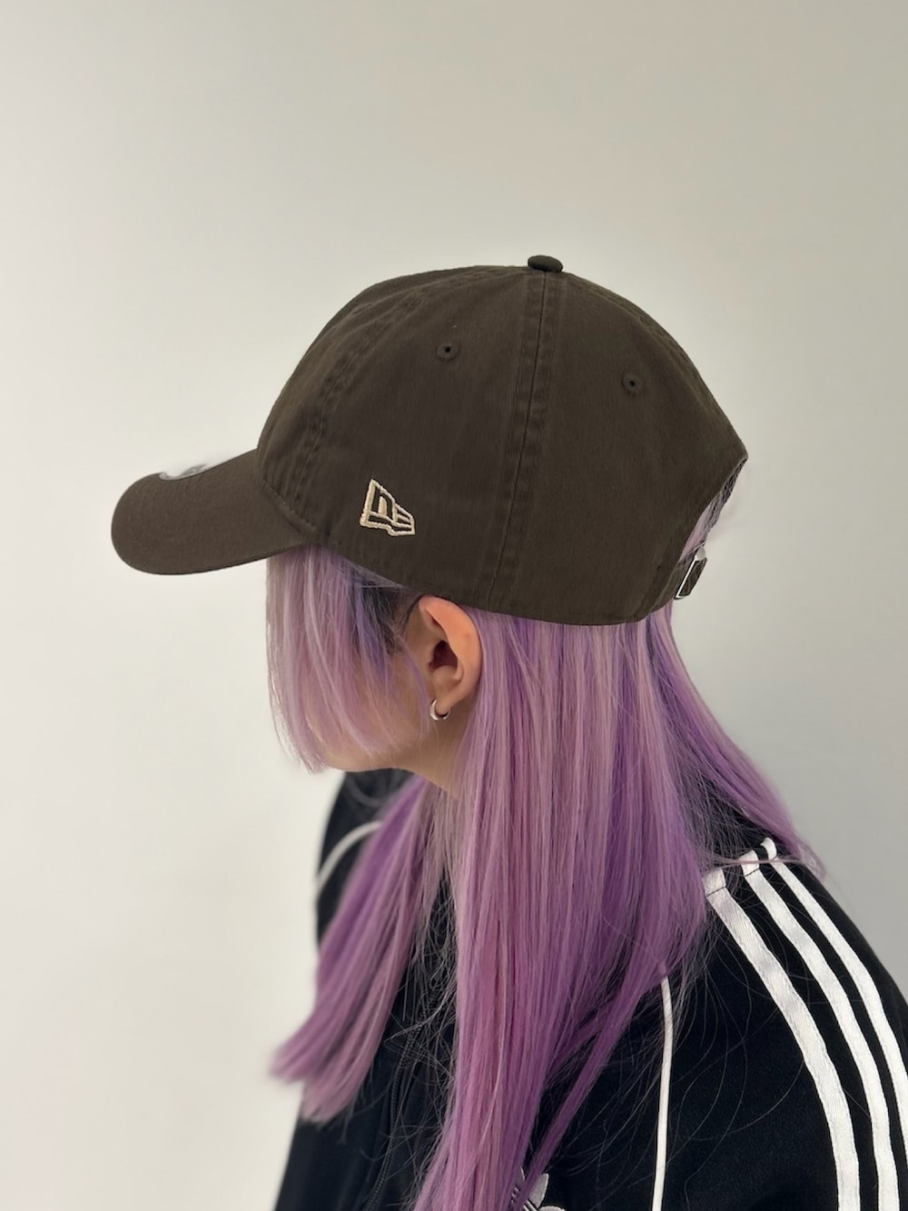 ブラウン系のキャップを着用したレディースの秋コーディネートの3枚目の写真