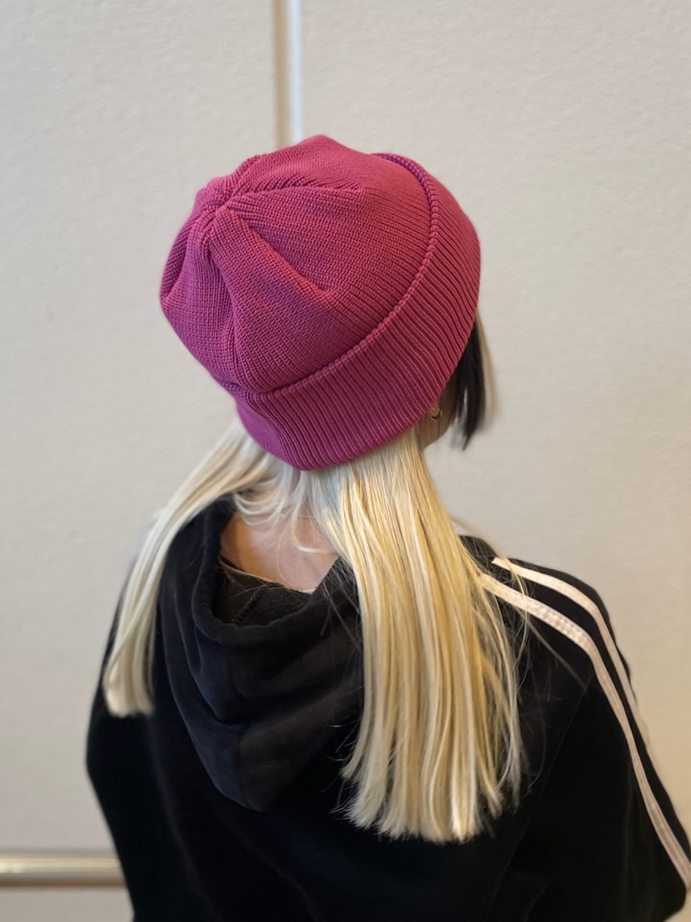 ピンク系のニットキャップ/ビーニーを着用したレディースの春コーディネートの3枚目の写真