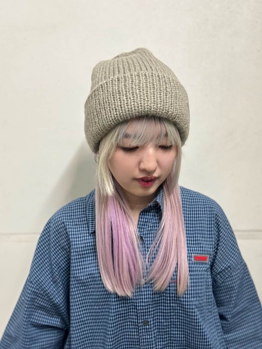 グレー系のニットキャップ/ビーニーを着用したレディースの秋コーディネートの2枚目の写真