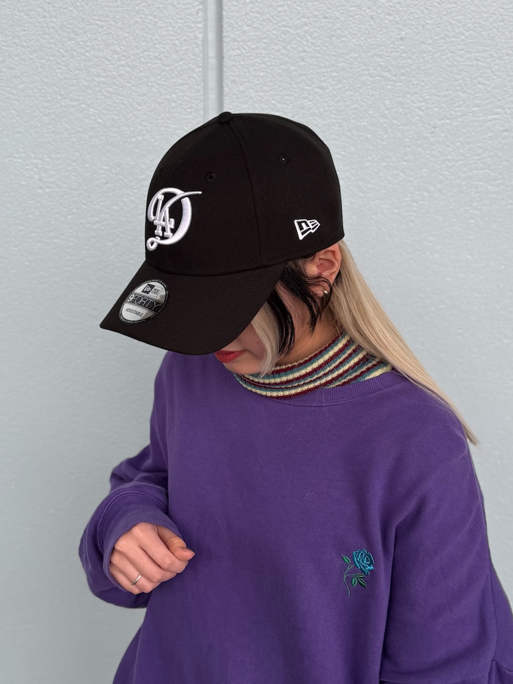 ブラック系のキャップを着用したレディースの冬コーディネートの2枚目の写真