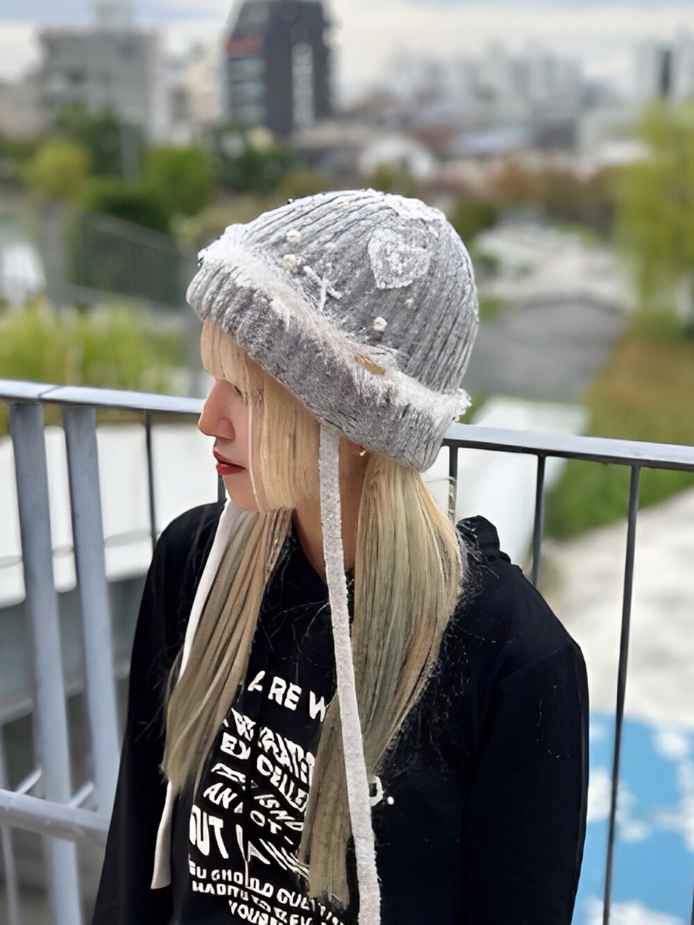 「Kaorinomori、カオリノモリ、ニット帽、コラボアイテム、kakibutimomono、ニット帽コーデ、kaorinomori」｜「kaorinomoriのmomono kakibuchi × kaorinomori アールニット / カオリノモリ（ニットキャップ/ビーニー、グレー系）」を使った、YUIさん（レディース・157cm）の秋コーディネートの3枚目の写真