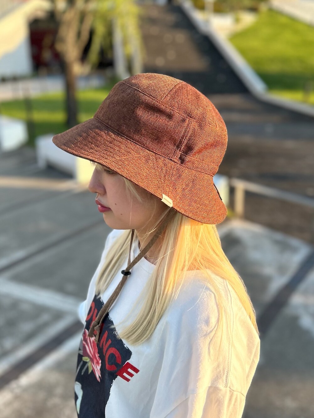 「夏コーデ、バケットハット、半袖シャツ、デニム、帽子、帽子コーデ、ＵＶカット、日除け帽」｜「OVERRIDEのOVERRIDE  x YURIE POLYSHEET HAT SGP / オーバーライド（ハット、ブラウン系）」を使った、YUIさん（レディース・157cm）の夏コーディネートの2枚目の写真