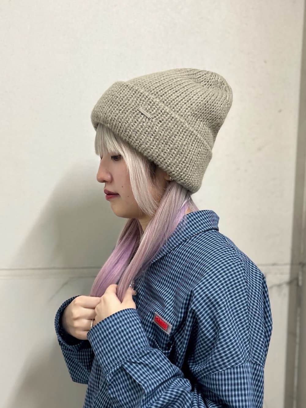 グレー系のニットキャップ/ビーニーを着用したレディースの秋コーディネートの3枚目の写真