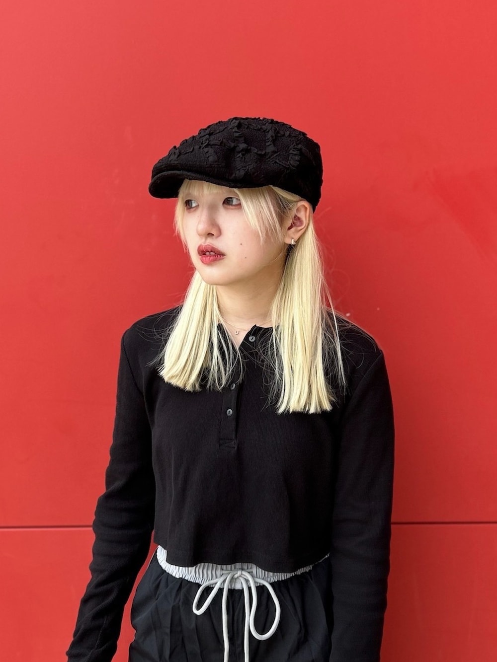 「Kaorinomori、カオリノモリ、モノトーン、ハンチング、ハンチング帽、ハンチングコーデ、ハンチング女子、黒コーデ、ナイロンパンツ」｜「kaorinomoriのkaorinomori シークハンチング / カオリノモリ（ハンチング/ベレー帽、ブラック系）」を使った、YUIさん（レディース・157cm）の春コーディネートの2枚目の写真
