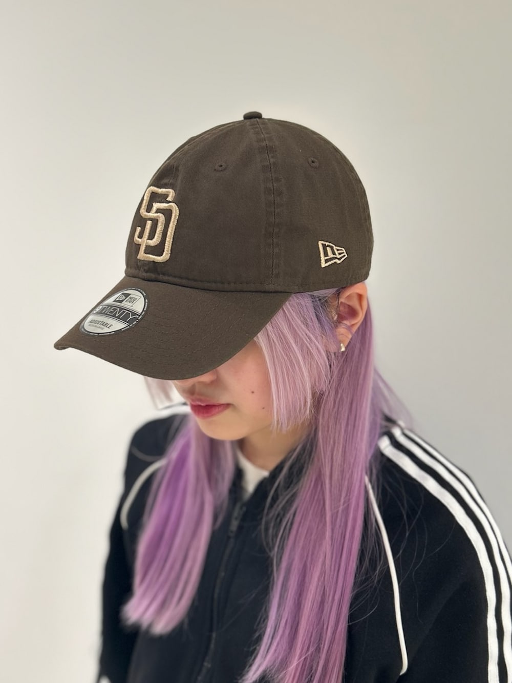 ブラウン系のキャップを着用したレディースの秋コーディネートの2枚目の写真