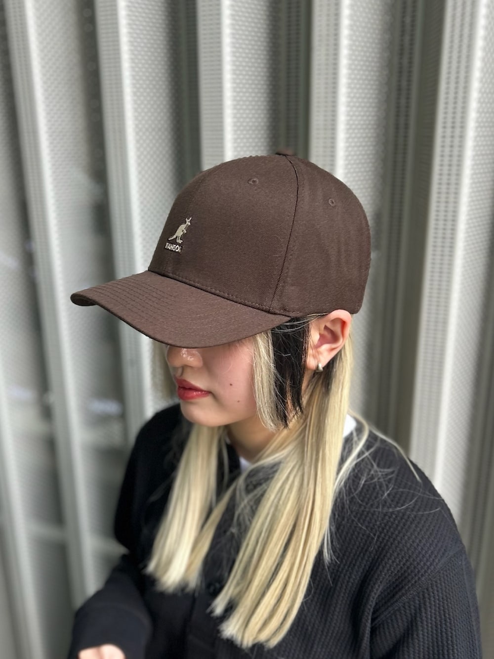 ブラウン系のキャップを着用したレディースの春コーディネートの2枚目の写真