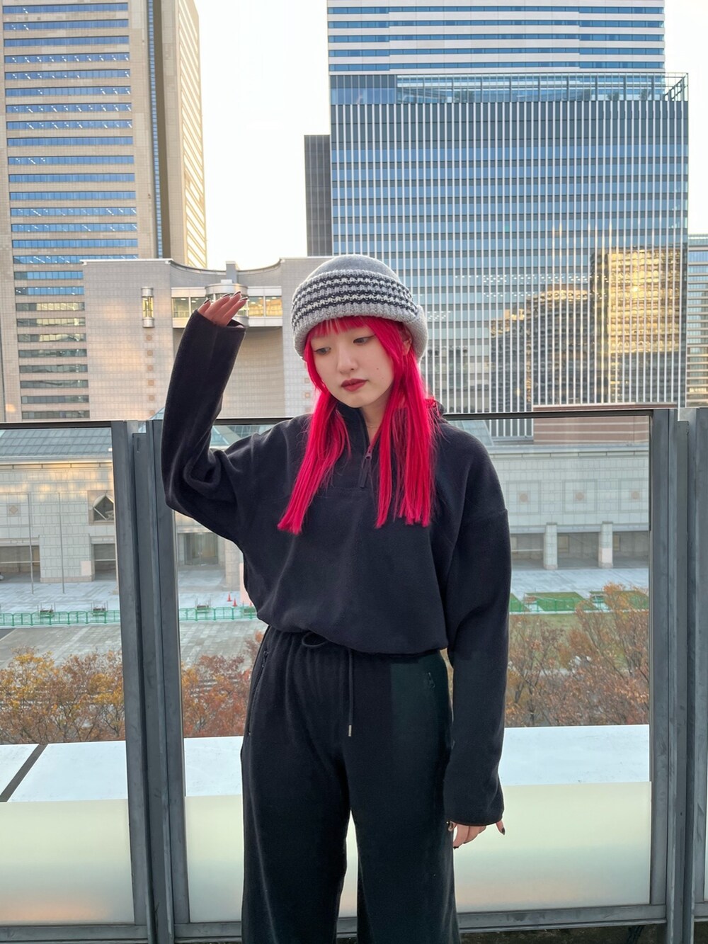 ブラック系のトップス、ブラック系のパンツ、ホワイト系のスニーカーを着用したレディースの冬コーディネートの3枚目の写真