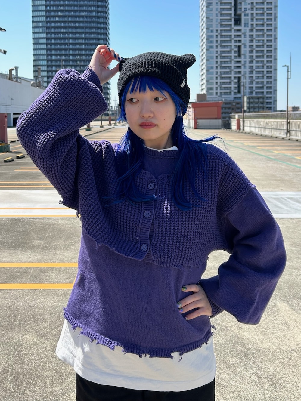 「override、ネコミミ、ネコ、ニット帽、サマーニット、デニム」｜「OVERRIDEのOVERRIDE KNIT CROCHET CAT WATCH／猫耳ニット帽（ニットキャップ/ビーニー、ブラック系）」を使った、YUIさん（レディース・157cm）の春コーディネートの2枚目の写真