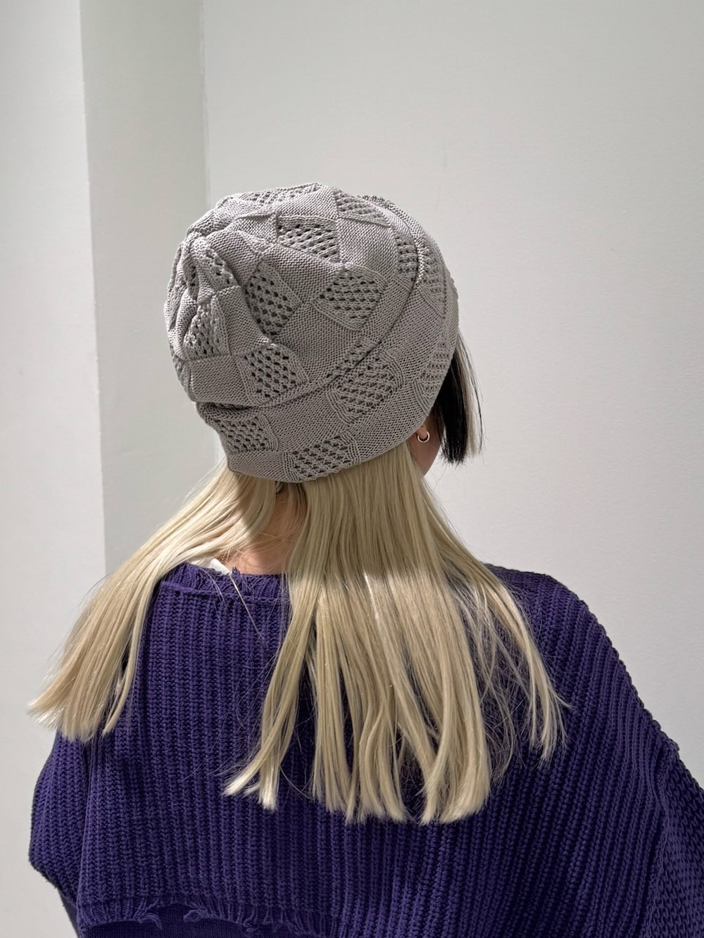 グレー系のニットキャップ/ビーニーを着用したレディースの冬コーディネートの3枚目の写真