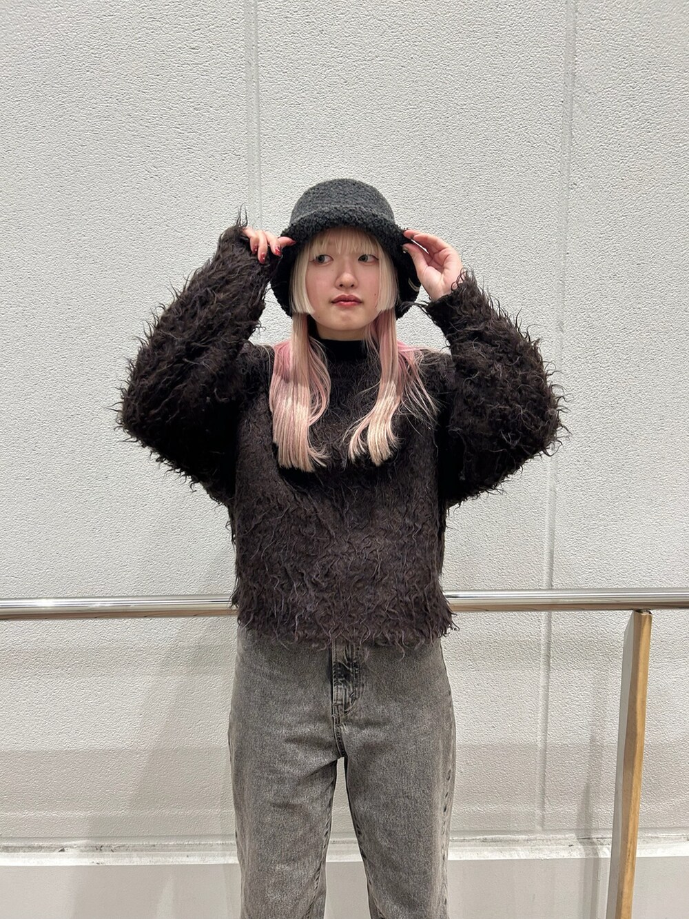 グレー系のハットを着用したレディースの冬コーディネートの2枚目の写真