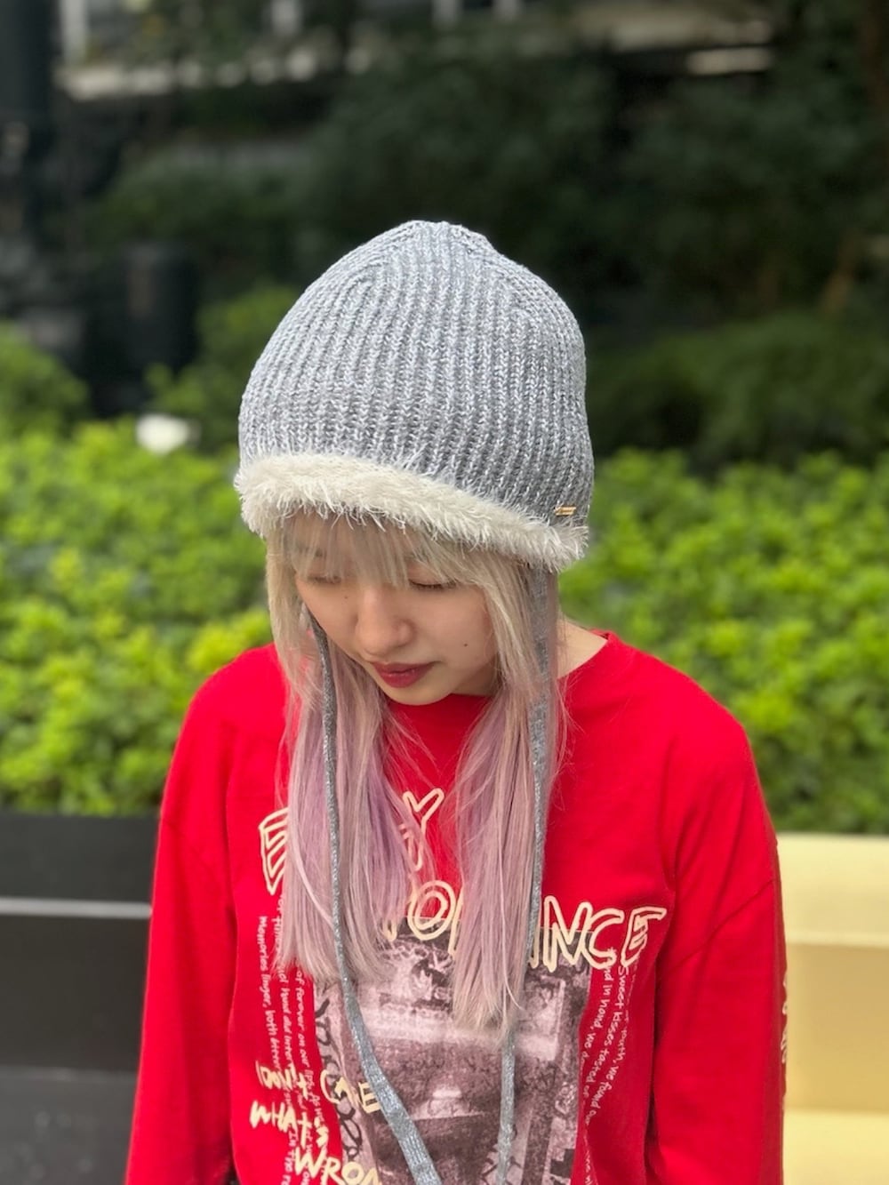 グレー系のニットキャップ/ビーニーを着用したレディースの秋コーディネートの2枚目の写真