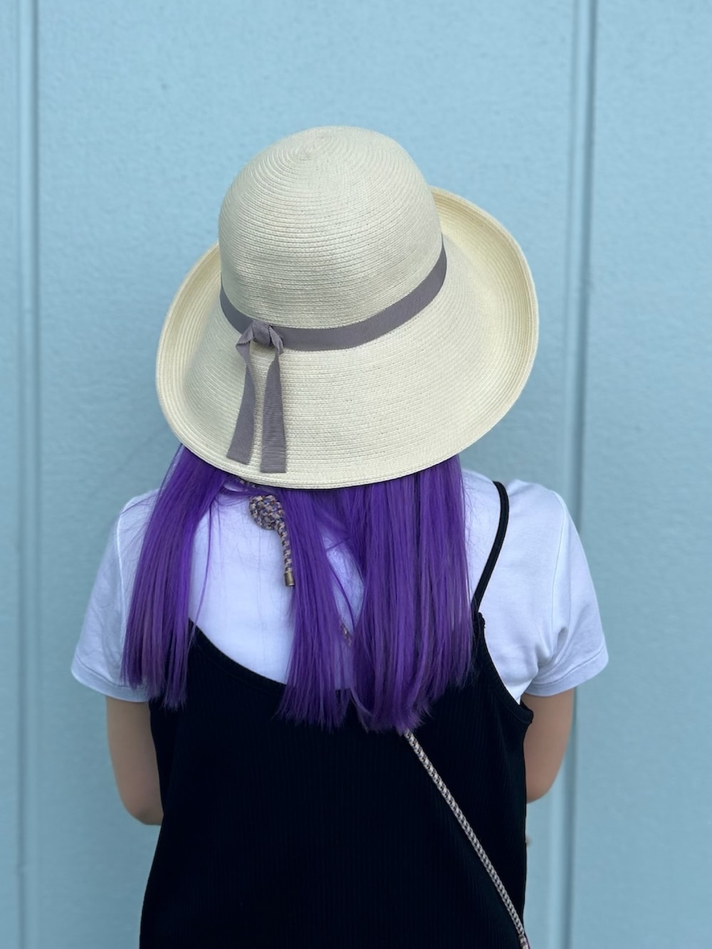 ホワイト系のハットを着用したレディースの夏コーディネートの3枚目の写真