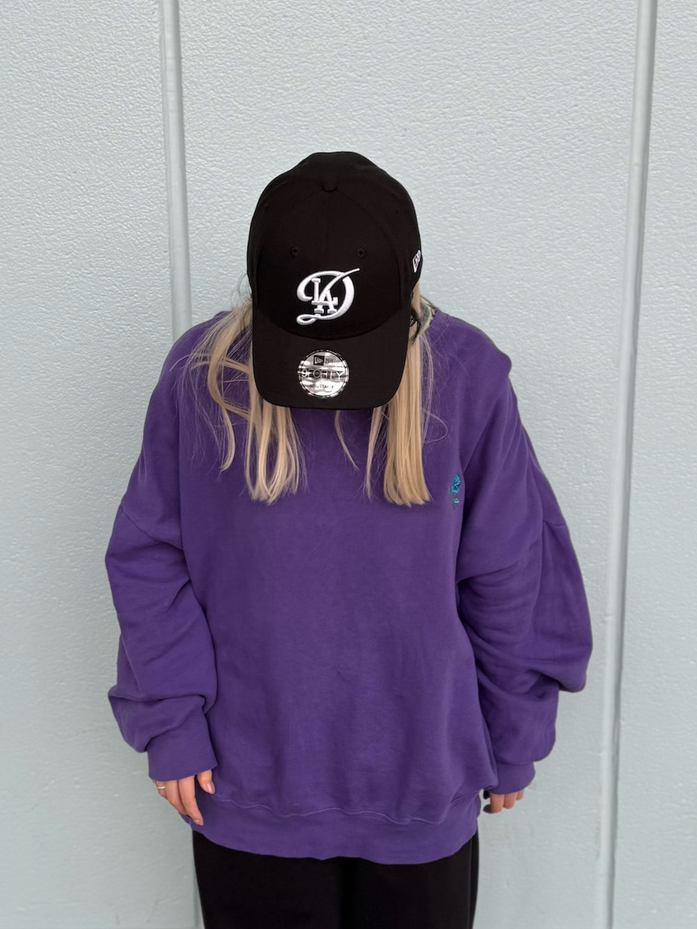 ブラック系のキャップを着用したレディースの冬コーディネートの3枚目の写真